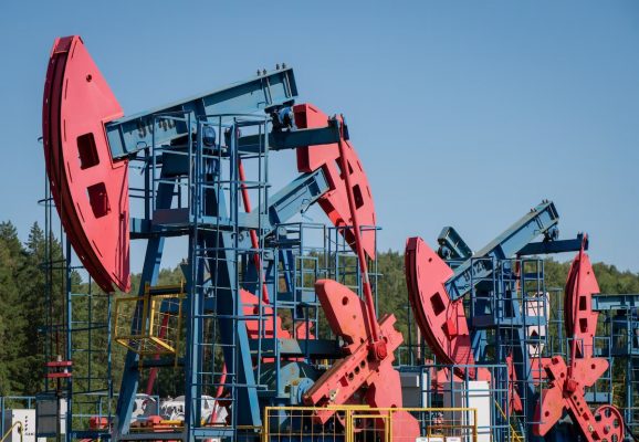 Oil Prices Show Mixed Movement Amid Shifting Supply and Demand in December 2025